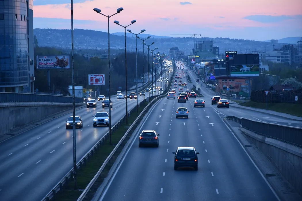 Zabezpieczenie autostrad: Jak zapewnić bezpieczeństwo na drogach szybkiego ruchu?