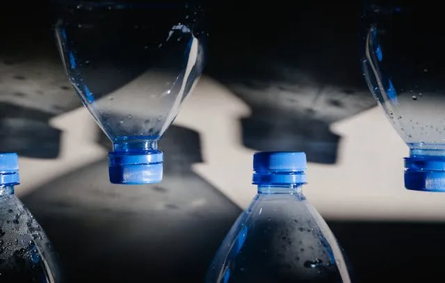 Mała butelka wielka wygoda! Dlaczego woda 0,5 l sprawdza się w pracy biurowej i w terenie?
