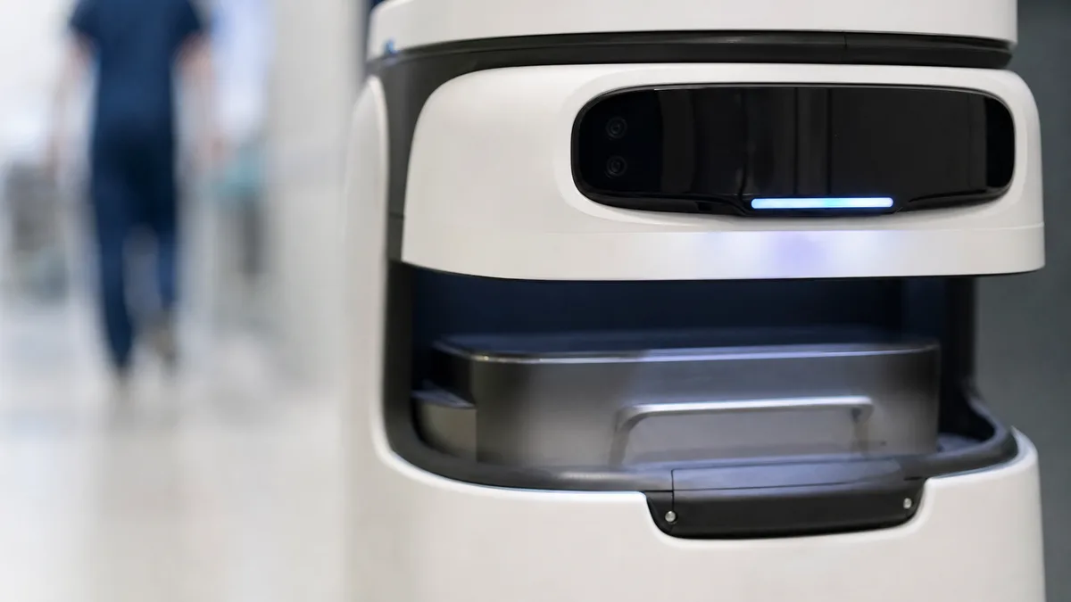 Jasiek przemierza szpitalne trasy. Robot wozi materiał do laboratorium