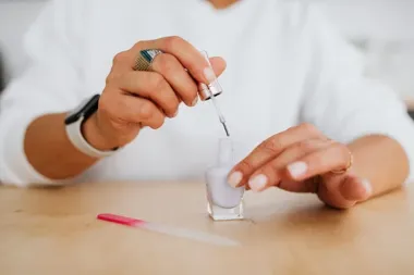 Lakiery hybrydowe z drobinkami - kiedy wybrać błyszczący manicure?