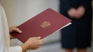 Legniccy nauczyciele odebrali akty mianowania podczas uroczystości w magistracie
