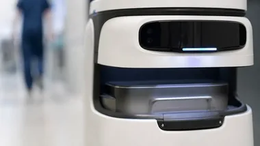 Jasiek przemierza szpitalne trasy. Robot wozi materiał do laboratorium