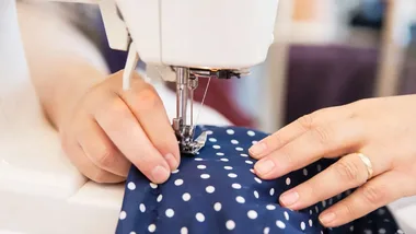 Serduszka dla pacjentek onkologii w Legnicy. Uszyli je mieszkańcy Gniewomirowic