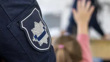 Film o uzbrojonym napastniku i ważna lekcja. Policjant z Legnicy w Rokitkach
