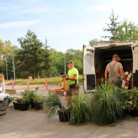 powiększ zdjęcie: Podarowaliśmy egzotyczne rośliny i ławki legnickiemu szpitalowi
