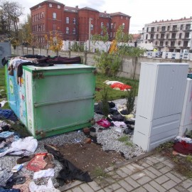 powiększ zdjęcie: Okradają kontenery na odzież i zaśmiecają miasto