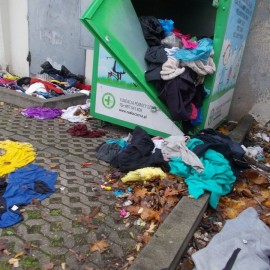 powiększ zdjęcie: Okradają kontenery na odzież i zaśmiecają miasto