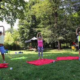 powiększ zdjęcie: Świetnie bawiliśmy się w sobotę w parku Miejskim podczas śniadania na trawie