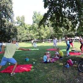 powiększ zdjęcie: Świetnie bawiliśmy się w sobotę w parku Miejskim podczas śniadania na trawie