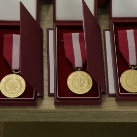 powiększ zdjęcie: Samorządowcy uhonorowani Medalami za Długoletnią Służbę