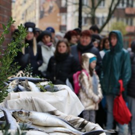 powiększ zdjęcie: Nasza legnicka tradycja jałmużniczy chleb, śledź i grosz