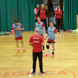 powiększ zdjęcie: Kadra piłkarek ręcznych przygotowuje się do meczu ze Szwajcarkami w Legnicy