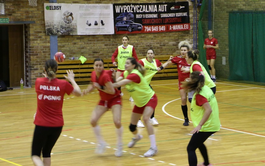 Kadra piłkarek ręcznych przygotowuje się do meczu ze Szwajcarkami w Legnicy