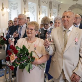 powiększ zdjęcie: Piękny jubileusz miłości i szacunku. 18 małżeństw świętowało Złote Gody