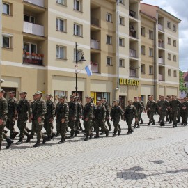 powiększ zdjęcie: W naszym mieście przysięgę złożyło ponad 100 terytotrialsów