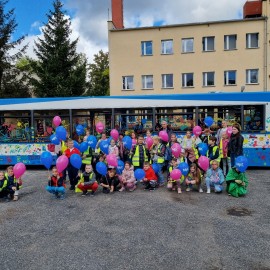 powiększ zdjęcie: Dzieci pomalowały pięknie autobus z okazji Dnia bez Samochodu