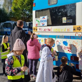 powiększ zdjęcie: Dzieci pomalowały pięknie autobus z okazji Dnia bez Samochodu