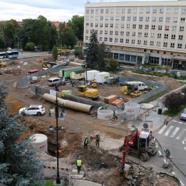 powiększ zdjęcie: Przebudowa placu Słowiańskiego. Trwa budowa zbiornika retencyjnego