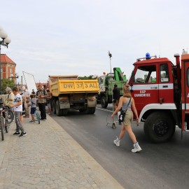 powiększ zdjęcie: Premiera serialu o powodzi tysiąclecia. Zdjęcia kręcono też w Legnicy