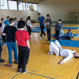 powiększ zdjęcie: Zdrowa Legnica. Młode lwy wiedzą teraz, jak się obronić