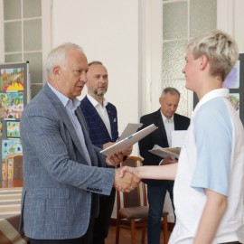 powiększ zdjęcie: Prezydent Legnicy wręczył zaświadczenia o wyborze dla młodych radnych