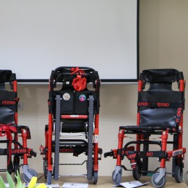 powiększ zdjęcie: Krzesła kardiologiczne dla legnickich ratowników