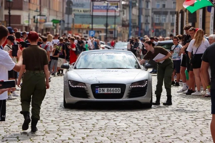 Ponad 100 luksusowych aut na legnickim Rynku. Eurorally rusza w niedzielę