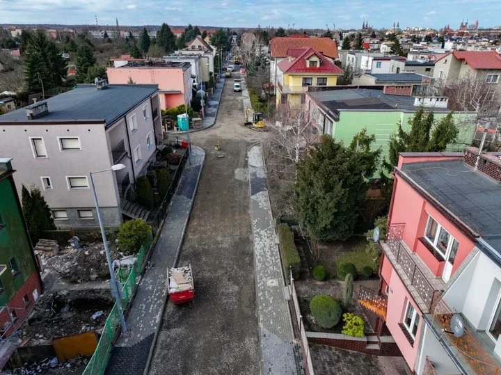 Ul. Słoneczna w remoncie – chodniki już gotowe, asfalt zależy od pogody