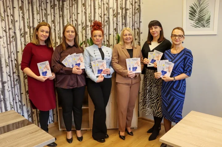 Nowy informator dla seniorów ma pomóc odnaleźć się w miejskim wsparciu