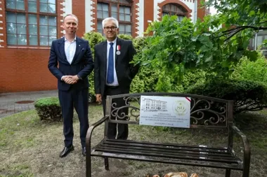 80 lat "Jedynki". Legnicka szkoła zamknęła w kapsule czasu tysiące nazwisk