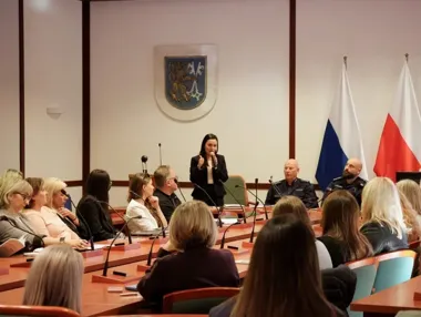 Alarm powietrzny i sytuacje kryzysowe. Legniccy dyrektorzy poznali zasady działania