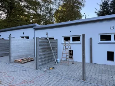 Nowe boksy w legnickim schronisku są na finiszu. Psy spędzą w nich zimę