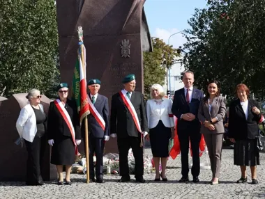 Pod pomnikiem w Legnicy uczczono pamięć zesłańców Sybiru