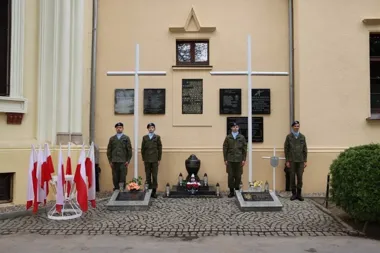W Legnicy hołd ofiarom wojny. W piątek cicha uroczystość na cmentarzu