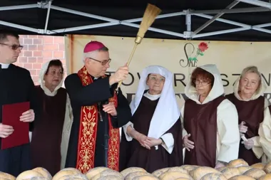 Wielki Piątek znów przyniesie w Legnicy chleb, śledzie i dawny grosz