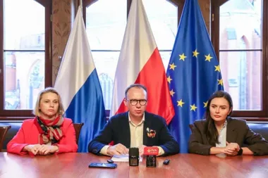 Policjanci pod każdą szkołą w Legnicy. Zajęcia odbywają się normalnie