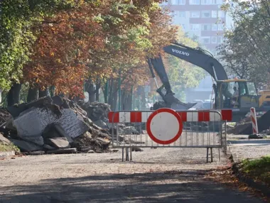 Rozbierają starą jezdnię na osiedlu. Ruszył remont ul. Górniczej