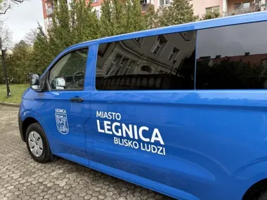 Legnica wymienia tabor dla DPS i szkół – pierwszy mikrobus już odebrany