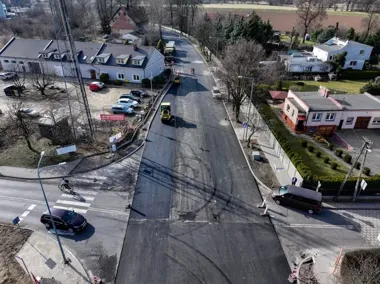 Remont ul. Zamiejskiej nabiera tempa – chodniki, pasy rowerowe i aktywne przejścia się pojawiają