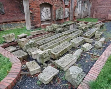 Renesansowa fasada kamienicy Bitschena odnowiona. Lapidarium bliżej ponownego udostępnienia