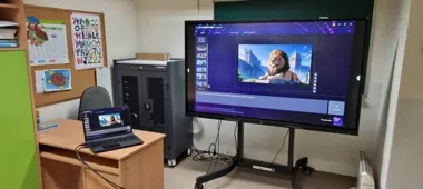 420 laptopów i laboratoria AI trafiły do legnickich szkół