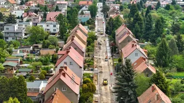 Na Słonecznej trwa trzeci etap remontu. Ekipy układają chodniki i przygotowują jezdnię