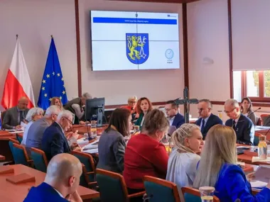 Podwyżki dla rodzin zastępczych i nowe inwestycje. Decyzje radnych Legnicy