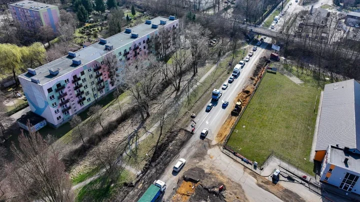 Poznańska w remoncie przyspiesza, a ruch jedzie już jednym pasem