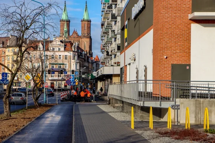 Ścieżka rowerowa łączy osiedle Kopernika z centrum Legnicy – prace trwają