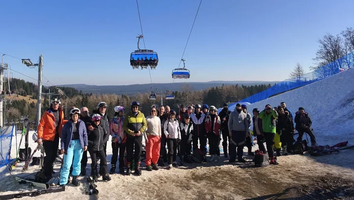 Słoneczny Ski Trip Zieleniec - legniczanie pożegnali sezon na stokach i przy ognisku