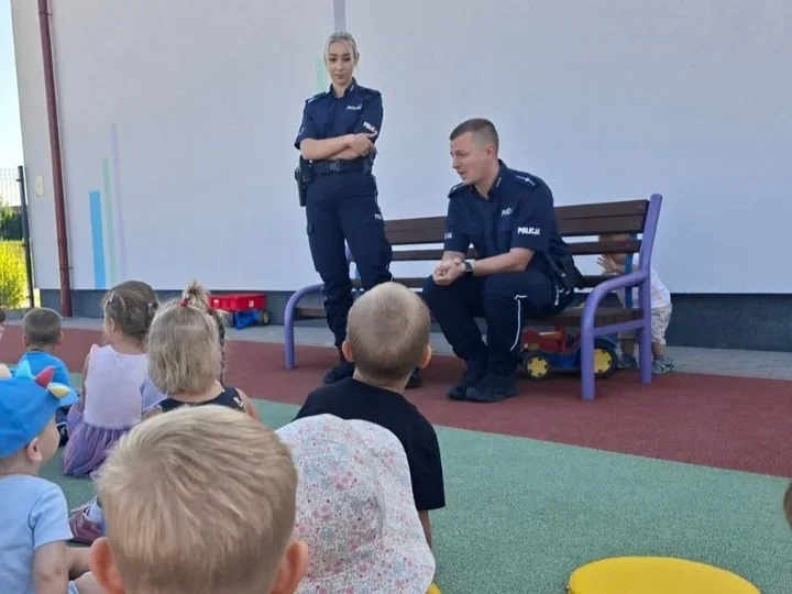 Policjanci z Chojnowa uczyli maluchy bezpieczeństwa podczas wakacji
