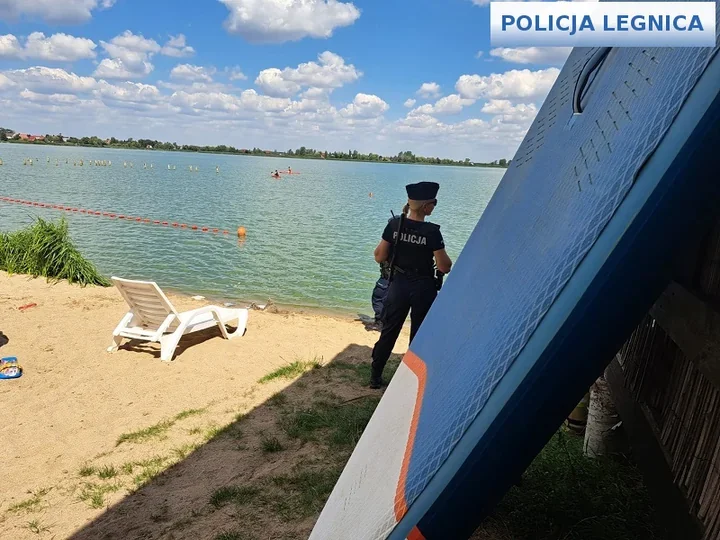 Pierwszy miesiąc wakacji za nami. Policja z Legnicy przypomina o bezpieczeństwie