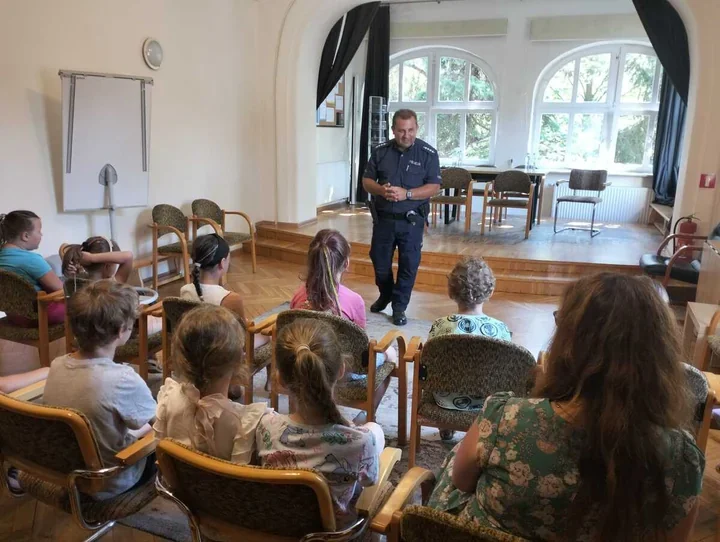 Legnica: policjant uczył dzieci, jak bezpiecznie spędzić wakacje