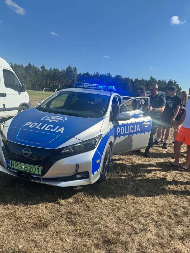 Radiowóz i policyjny sprzęt na festynie w Kwiatkowicach